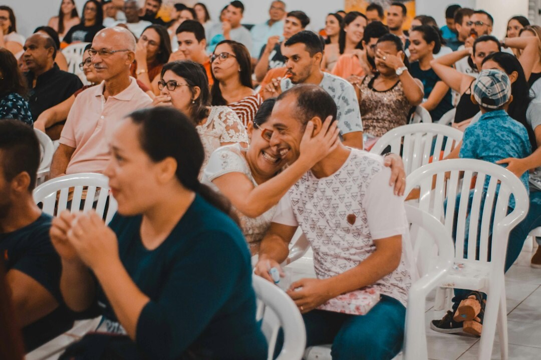 Dois colegas brasileiros em uma conversa amigável no trabalho