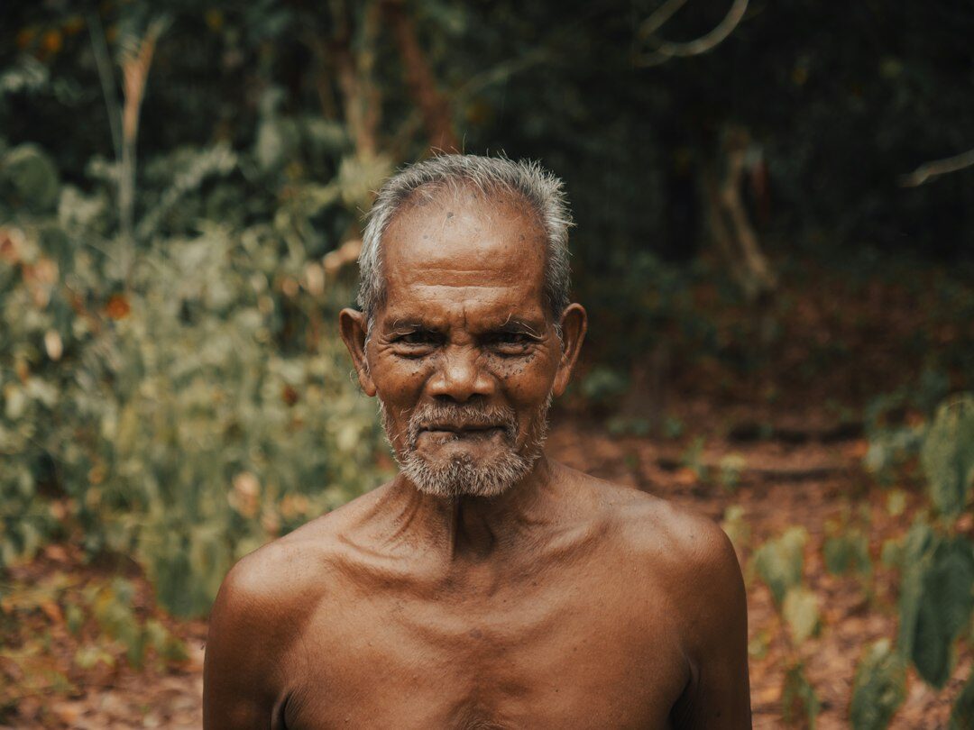 Retrato de um homem brasileiro de meia idade com cabelo grisalho curto