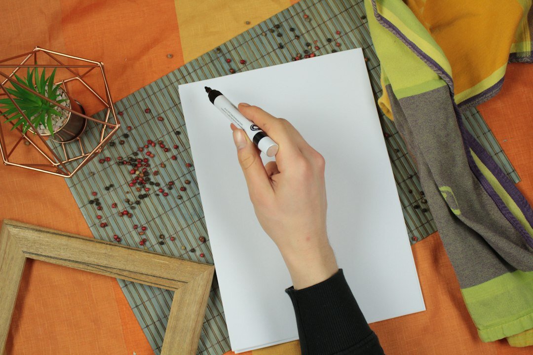 Pessoa escrevendo metas em um quadro branco