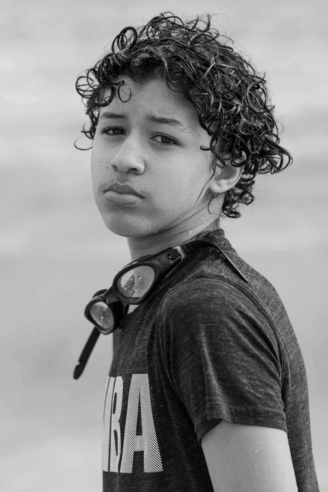 Retrato de uma jovem brasileira com cabelo cacheado