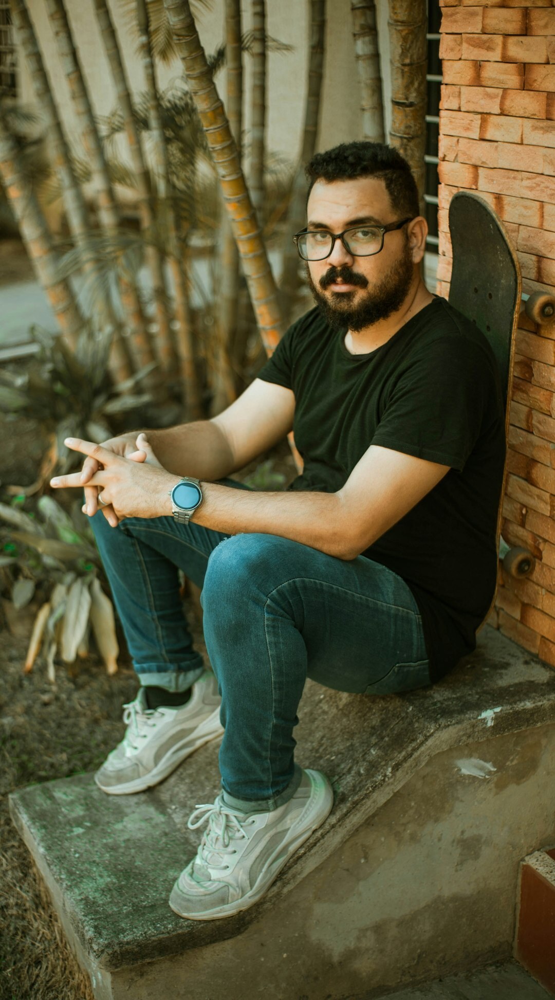 Retrato de um homem brasileiro com barba e óculos