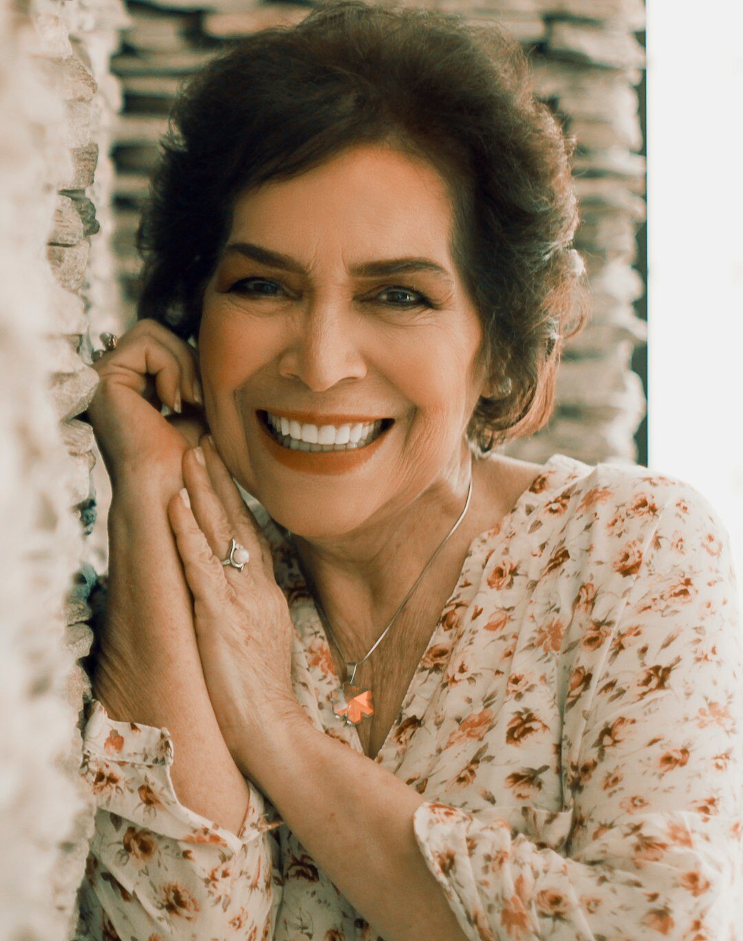 Retrato de uma mulher brasileira sorridente de meia idade
